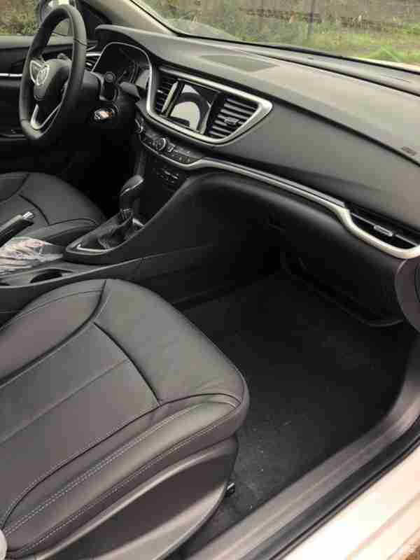 给老婆买个代步车,试驾过卡罗拉之后,最终选择了别克英朗