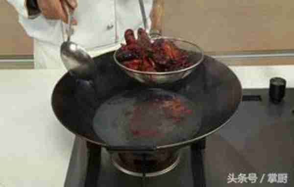 龙虾怎么做才好吃?大厨教你一个饭店的做法,一大盘都吃干净了