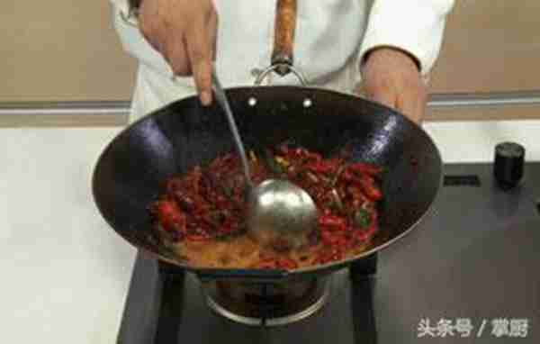 龙虾怎么做才好吃?大厨教你一个饭店的做法,一大盘都吃干净了