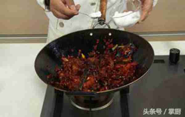 龙虾怎么做才好吃?大厨教你一个饭店的做法,一大盘都吃干净了