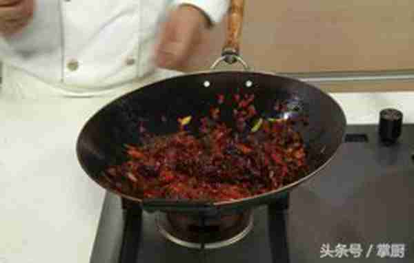 龙虾怎么做才好吃?大厨教你一个饭店的做法,一大盘都吃干净了