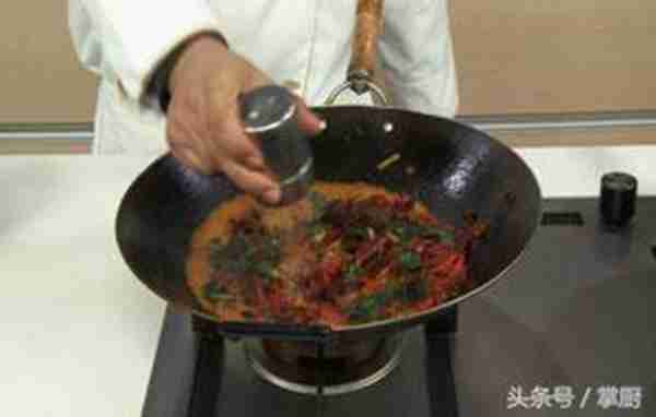 龙虾怎么做才好吃?大厨教你一个饭店的做法,一大盘都吃干净了
