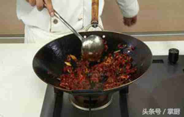 龙虾怎么做才好吃?大厨教你一个饭店的做法,一大盘都吃干净了