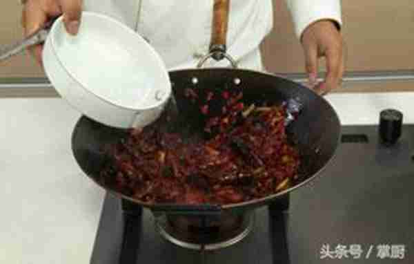 龙虾怎么做才好吃?大厨教你一个饭店的做法,一大盘都吃干净了