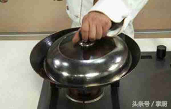 龙虾怎么做才好吃?大厨教你一个饭店的做法,一大盘都吃干净了