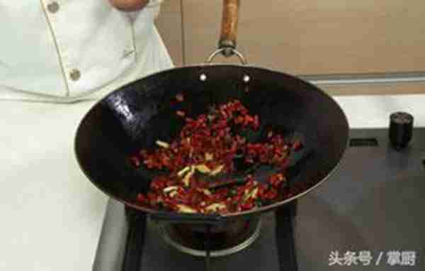 龙虾怎么做才好吃?大厨教你一个饭店的做法,一大盘都吃干净了