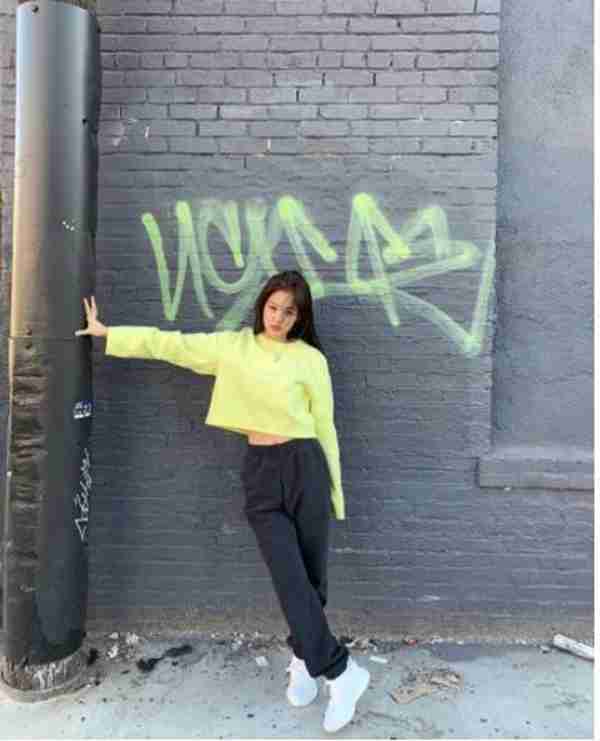 矮腿短的女生怎么办?金智妮娇小个头,也能穿搭出大长腿!