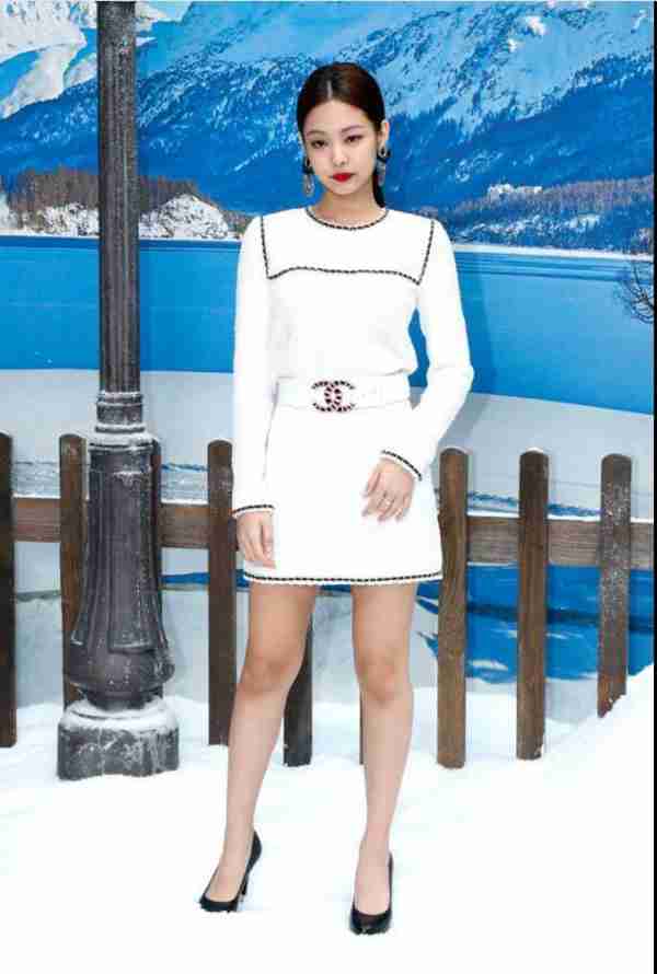 矮腿短的女生怎么办?金智妮娇小个头,也能穿搭出大长腿!