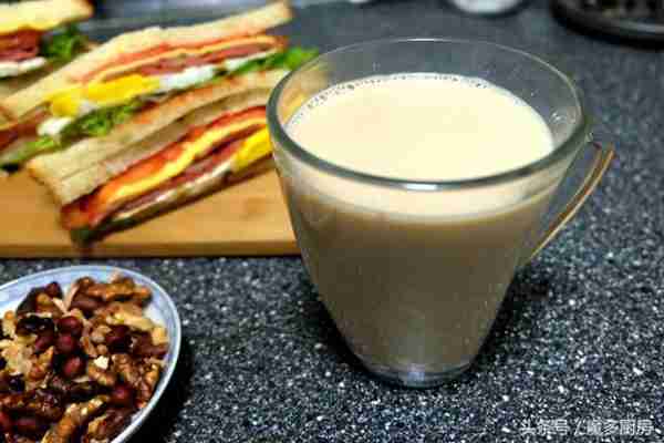 冬天就想喝杯热奶茶,手把手教你煮出一杯美味可口的咸奶茶!