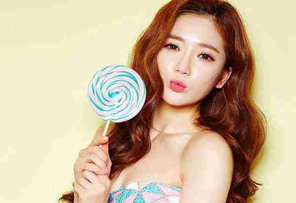 女鼻子上有黑头怎么办(初中女生鼻子长黑头的原因)