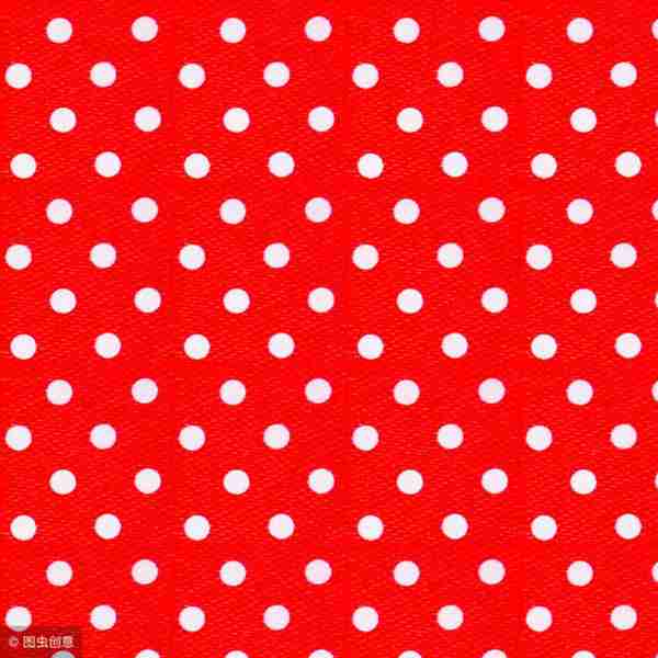 今年流行的波点裙怎么搭配（女生波点群怎么穿才好看）