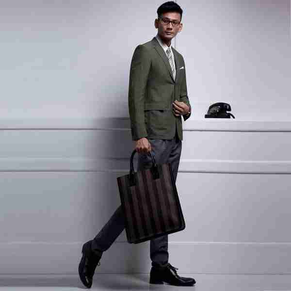 三十岁左右的男士穿什么品牌的衣服,怎么搭配比较好?