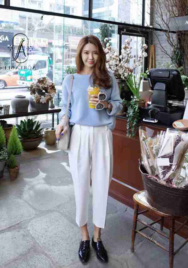 蓝色配什么颜色最好看(女生蓝色服装搭配技巧)