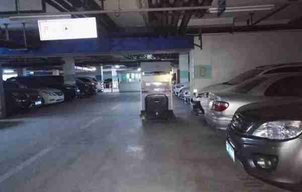 在地下停车场停车,不要找这4种车位,以免经常修车!
