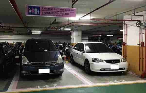 在地下停车场停车,不要找这4种车位,以免经常修车!