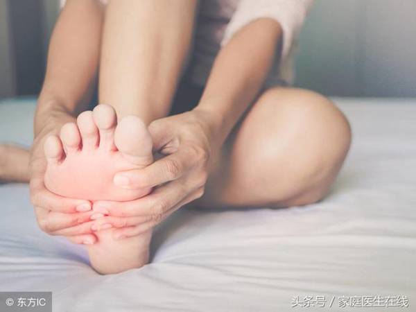 脚抽筋是什么原因引起的（教您几个缓解抽筋症状的好办法）