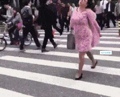 “六亲不认的步伐”是什么意思?教你轻松get流行梗