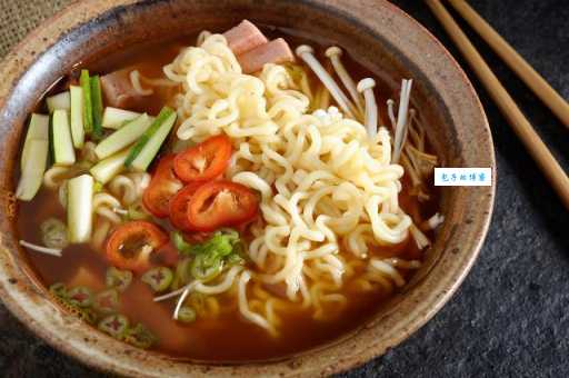 方便面弯曲形状的秘密，你了解多少？看完涨知识了！