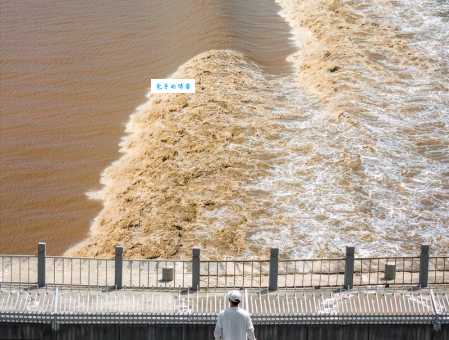 探秘钱塘江大潮：月球引力、地形地貌共同造就的奇观！