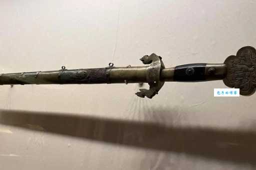 古书里男子握的三尺是什么?竟是象征权力的利器!